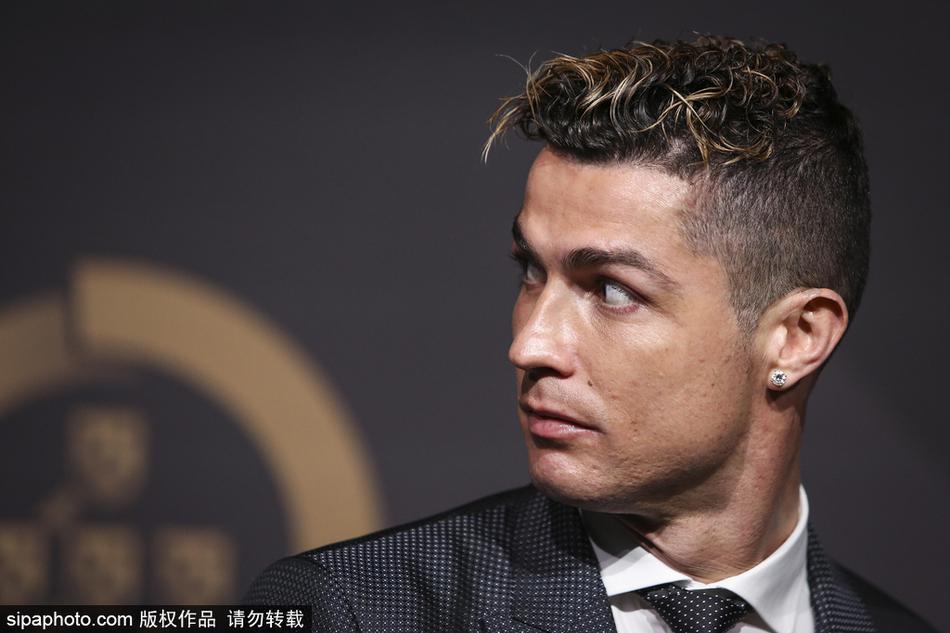 C罗携女友甜蜜亮相颁奖礼