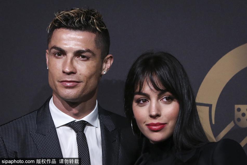 C罗携女友甜蜜亮相颁奖礼