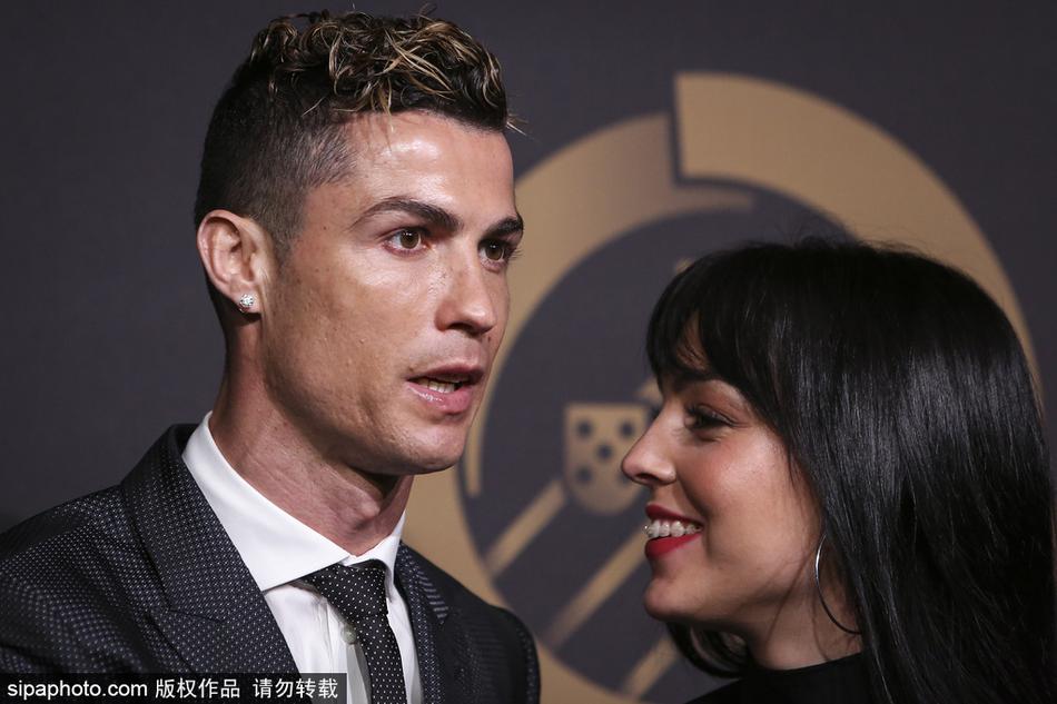 C罗携女友甜蜜亮相颁奖礼