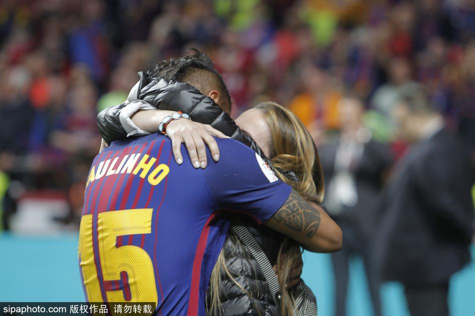 巴萨太太团携萌娃庆祝夺冠温馨甜蜜