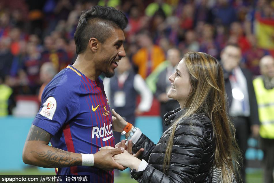 巴萨太太团携萌娃庆祝夺冠温馨甜蜜