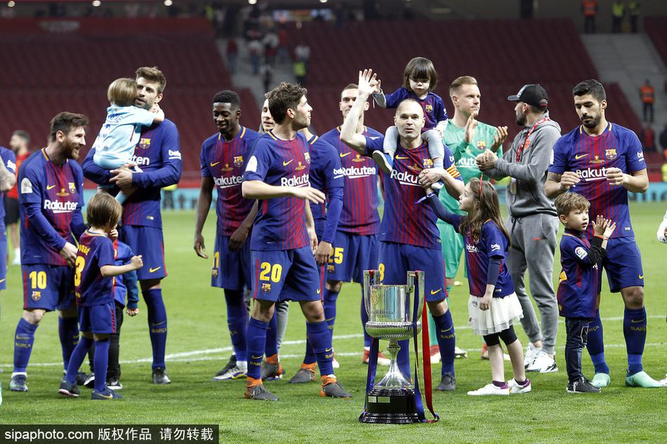 巴萨太太团携萌娃庆祝夺冠温馨甜蜜
