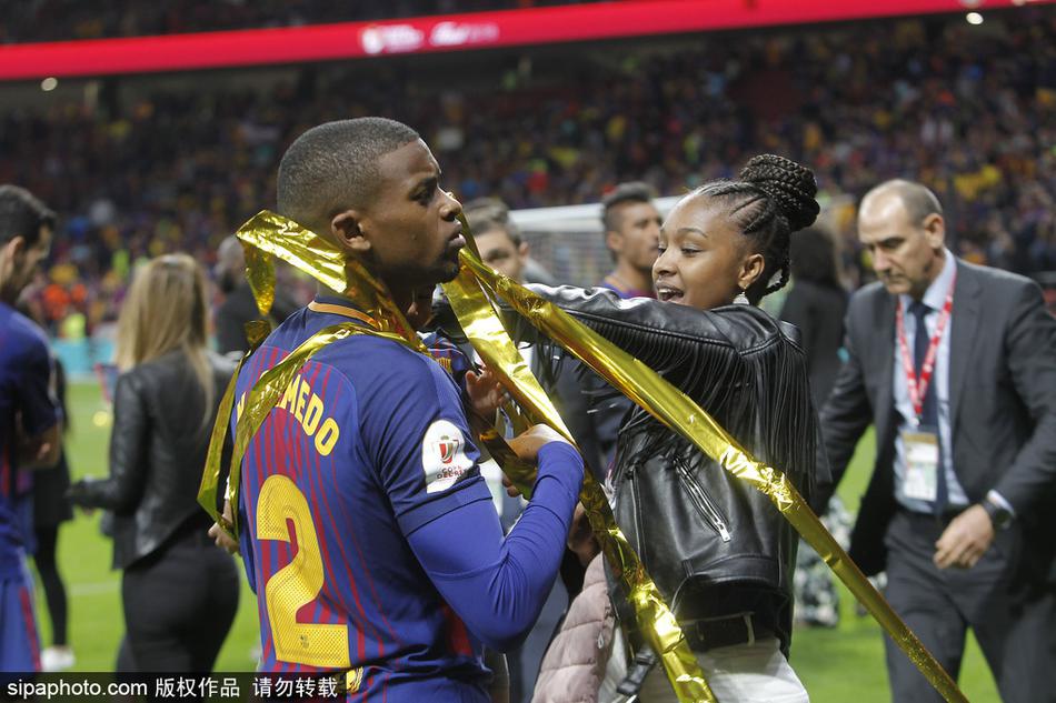 巴萨太太团携萌娃庆祝夺冠温馨甜蜜