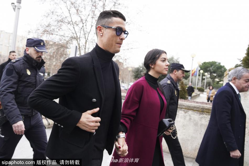 C罗逃税案宣判 携女友出庭一脸轻松