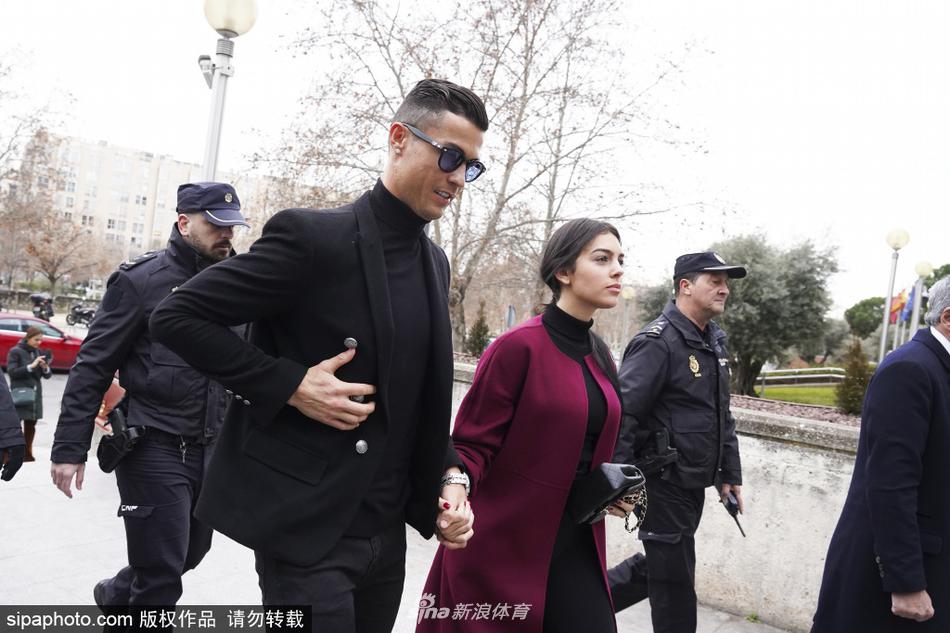 C罗逃税案宣判 携女友出庭一脸轻松