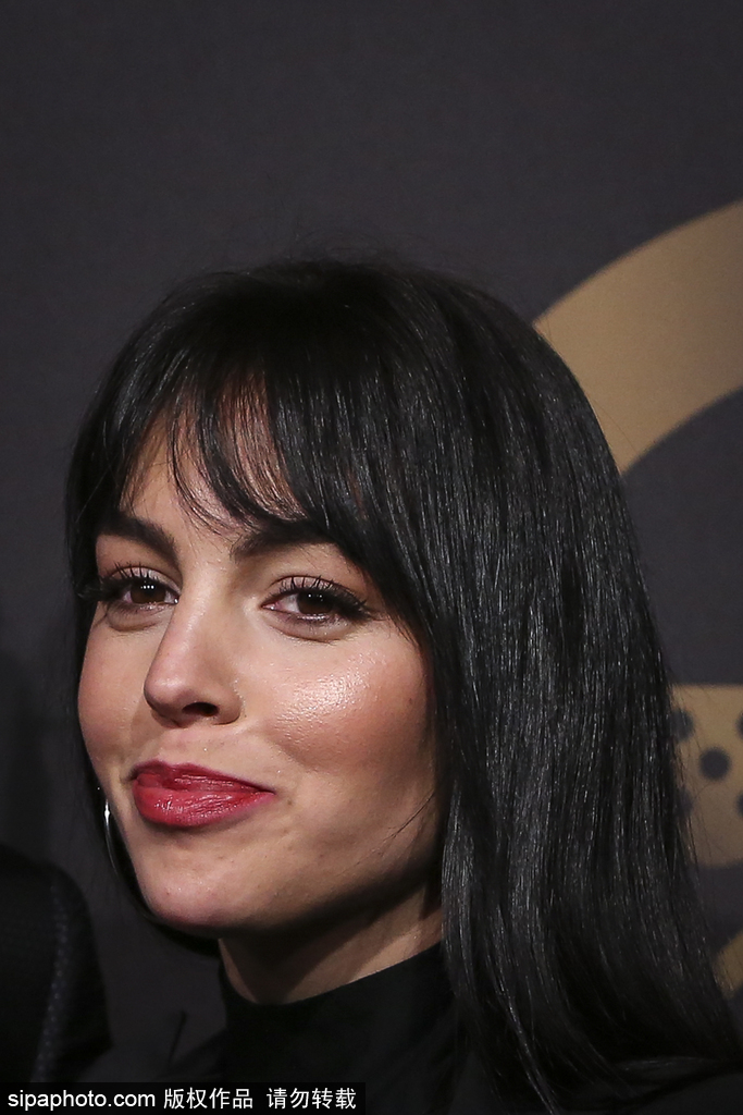 C罗携女友甜蜜亮相颁奖礼