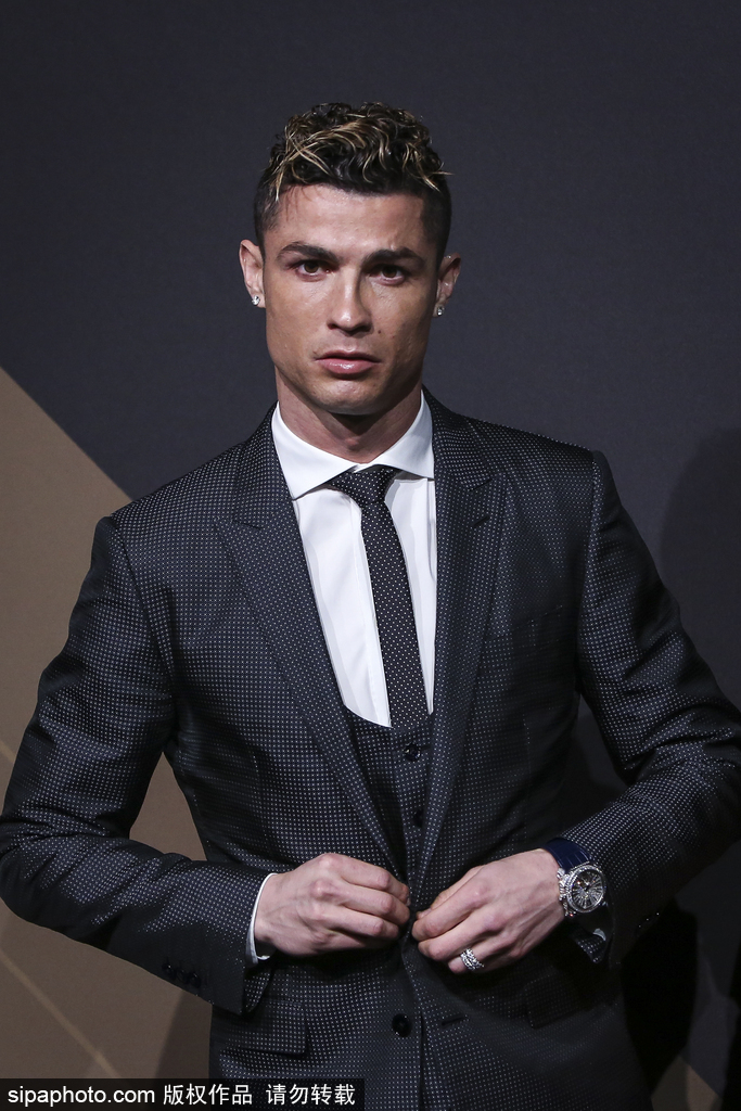 C罗携女友甜蜜亮相颁奖礼