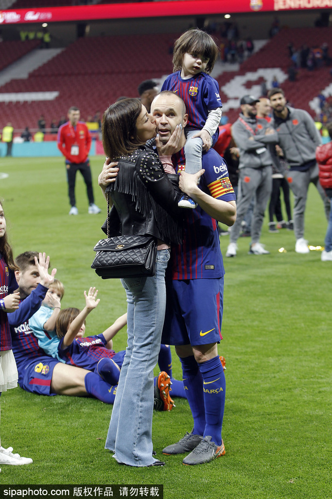 巴萨太太团携萌娃庆祝夺冠温馨甜蜜