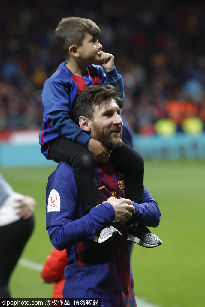 巴萨太太团携萌娃庆祝夺冠温馨甜蜜