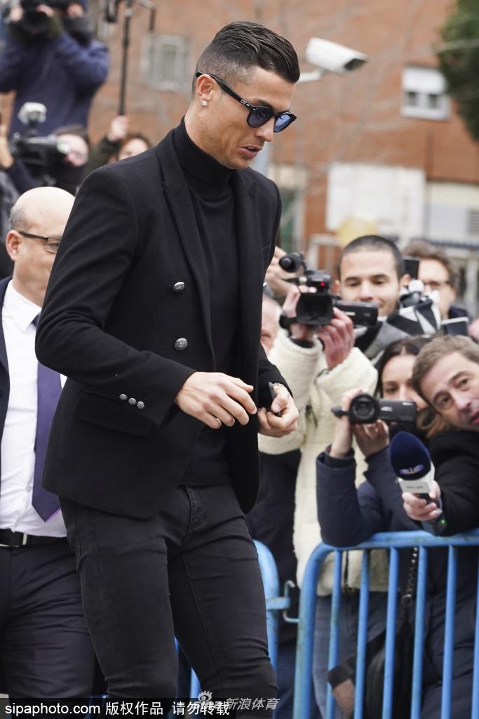 C罗逃税案宣判 携女友出庭一脸轻松
