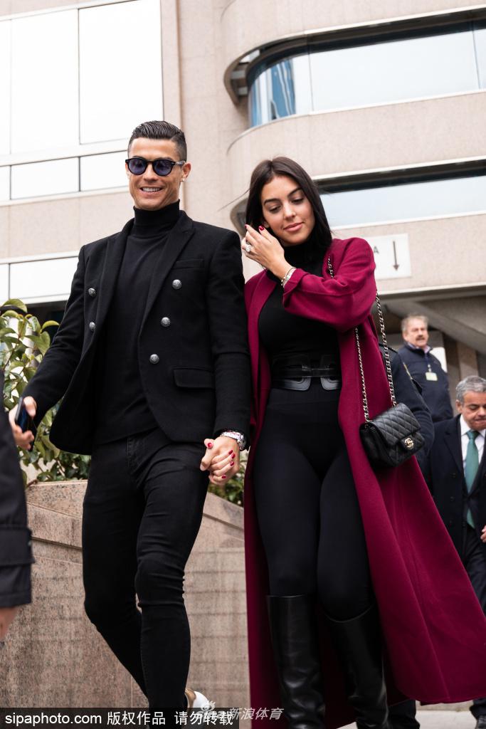 C罗逃税案宣判 携女友出庭一脸轻松