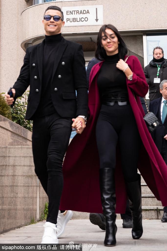 C罗逃税案宣判 携女友出庭一脸轻松