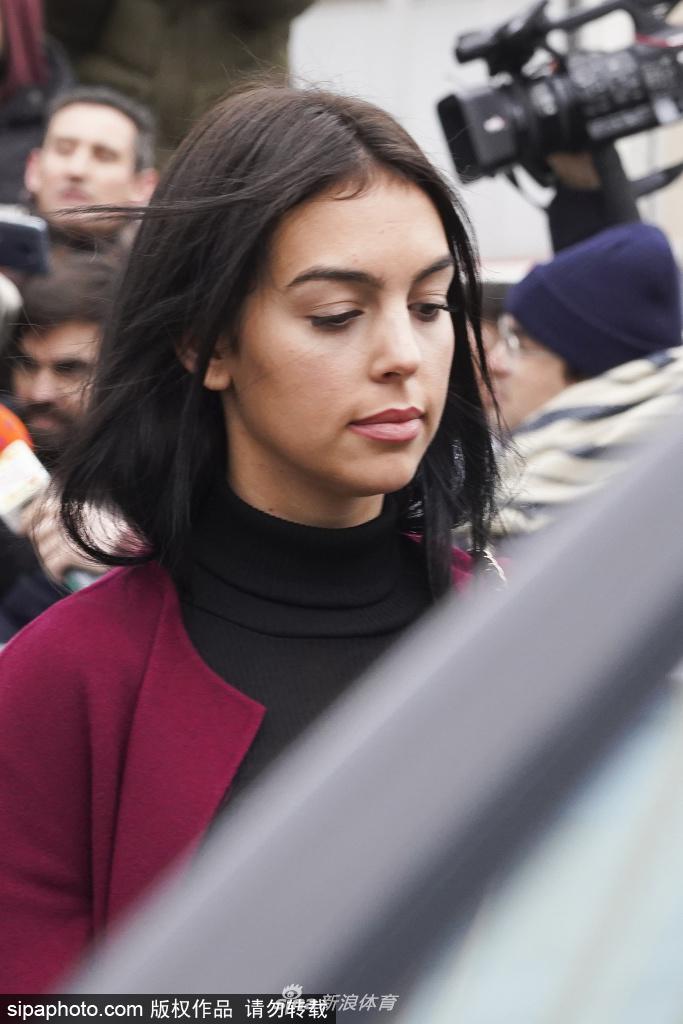 C罗逃税案宣判 携女友出庭一脸轻松