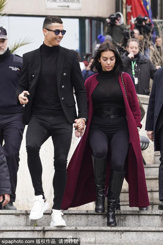 C罗逃税案宣判 携女友出庭一脸轻松