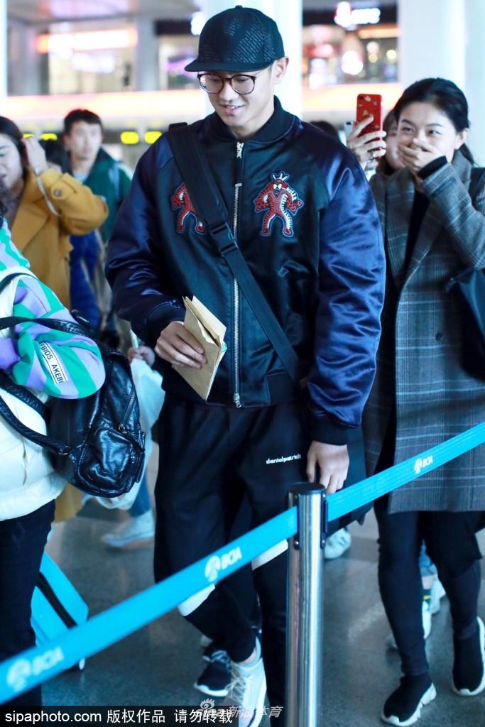 宁泽涛机场高大帅气引粉丝围观