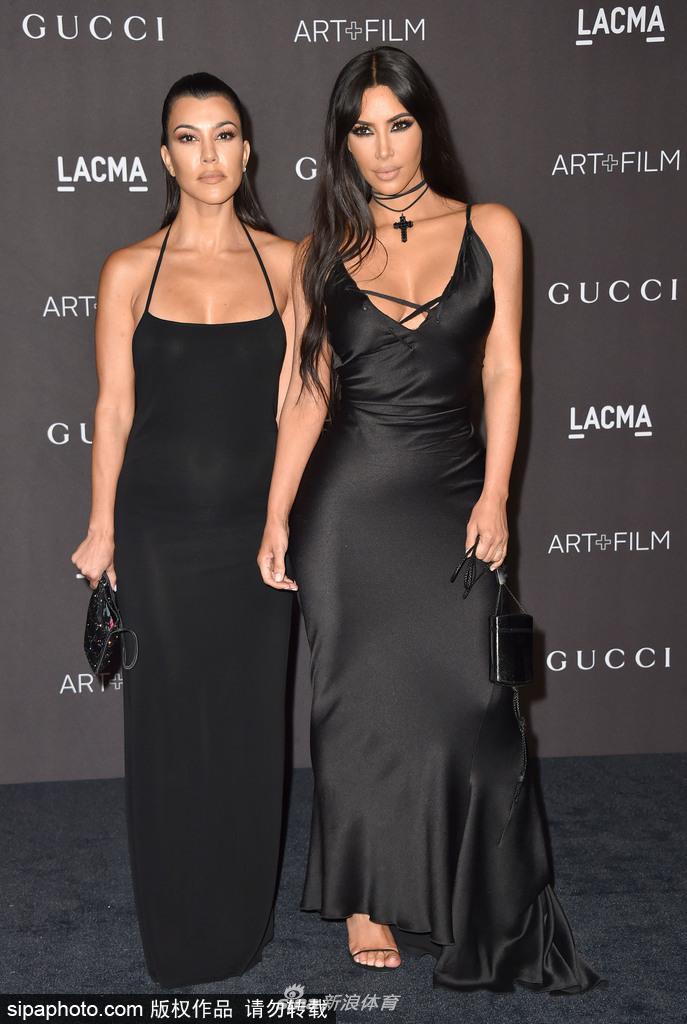 金卡戴珊与大姐吊带裙亮相合影