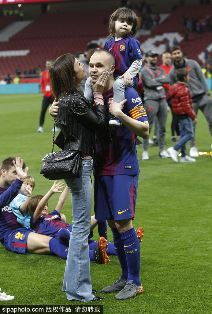 巴萨太太团携萌娃庆祝夺冠温馨甜蜜