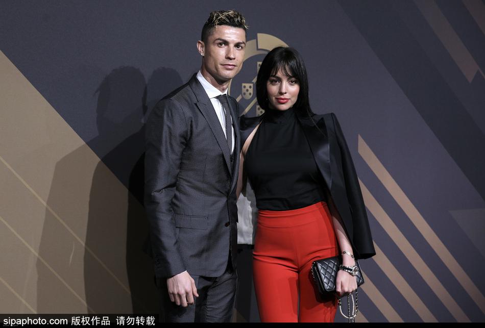 C罗携女友甜蜜亮相颁奖礼