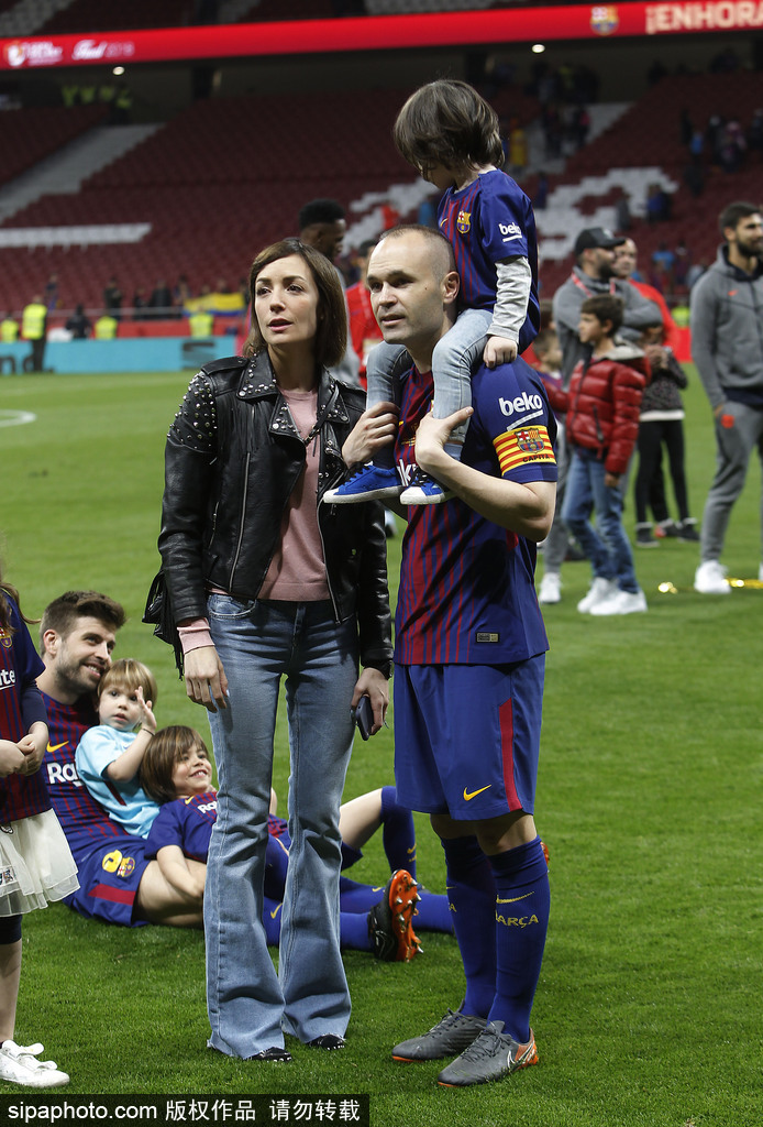 巴萨太太团携萌娃庆祝夺冠温馨甜蜜