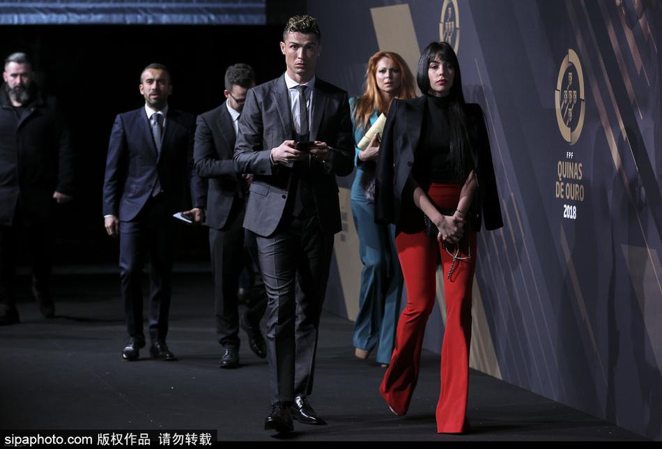 C罗携女友甜蜜亮相颁奖礼