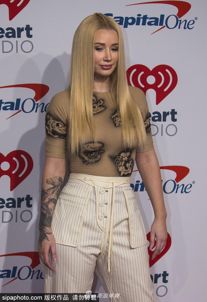 尼克杨前女友伊基出席音乐红毯