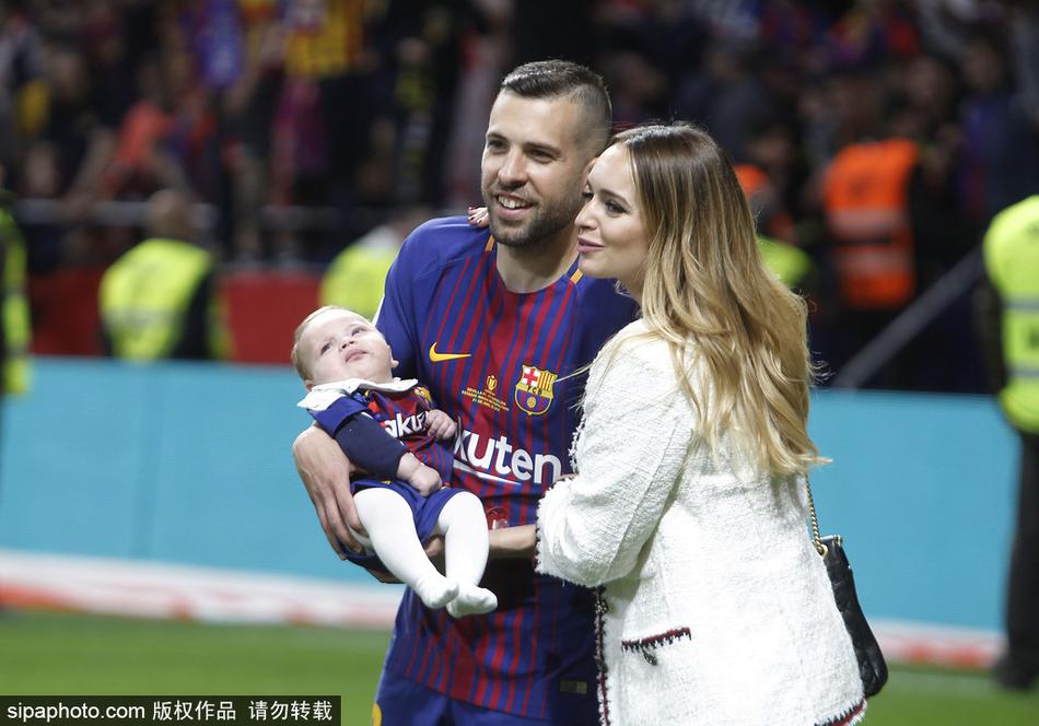 巴萨太太团携萌娃庆祝夺冠温馨甜蜜