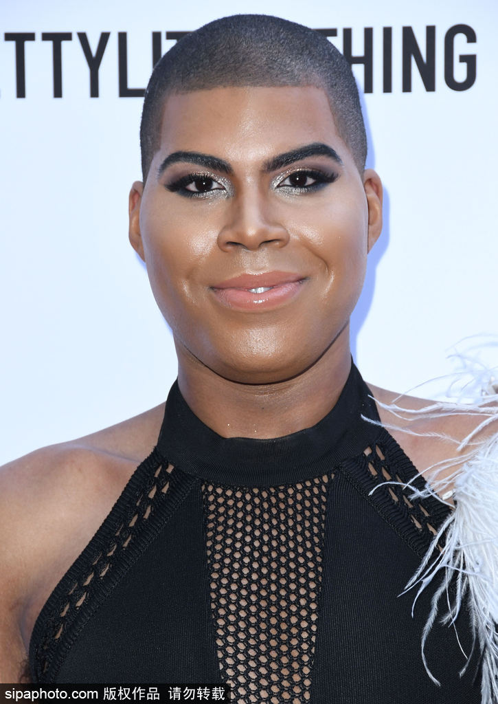 魔术师约翰逊儿子亮相活动 身着羽毛透视礼裙性感妖娆