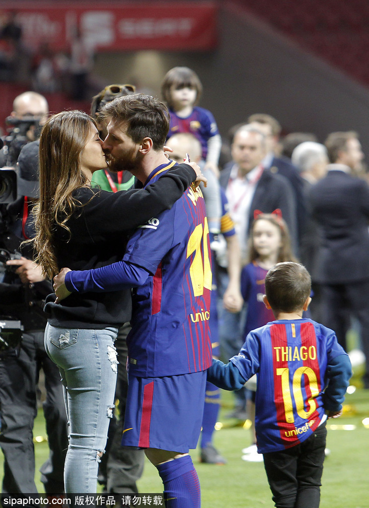 巴萨太太团携萌娃庆祝夺冠温馨甜蜜