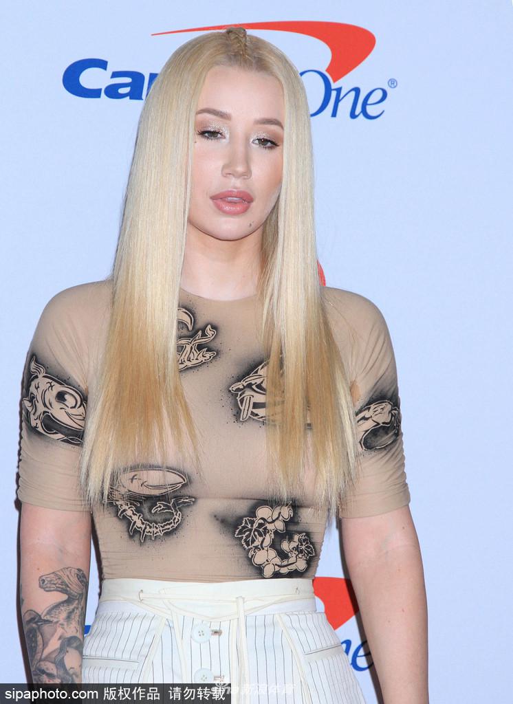 尼克杨前女友伊基出席音乐红毯