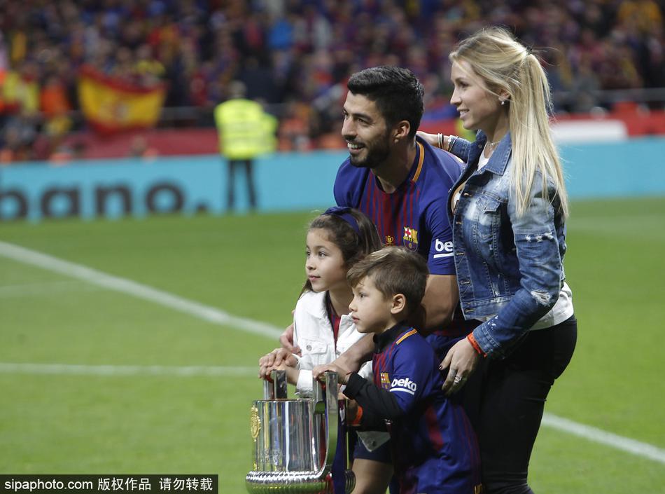 巴萨太太团携萌娃庆祝夺冠温馨甜蜜
