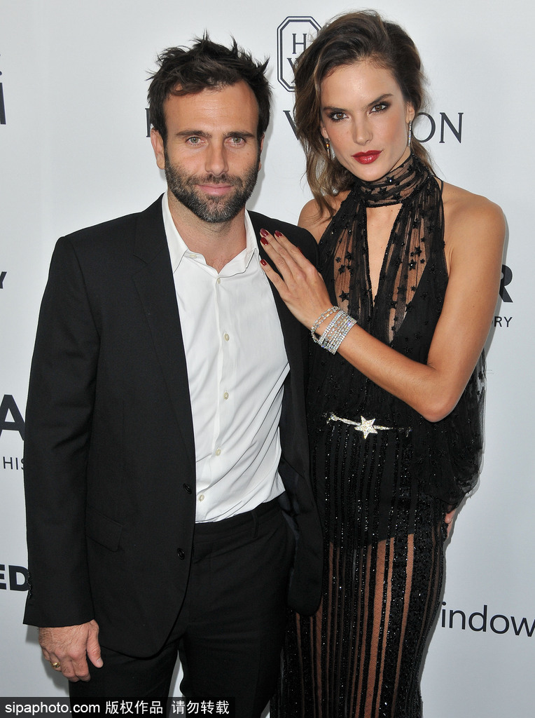 订婚十年终分手!超模安布罗休与未婚夫分道扬镳