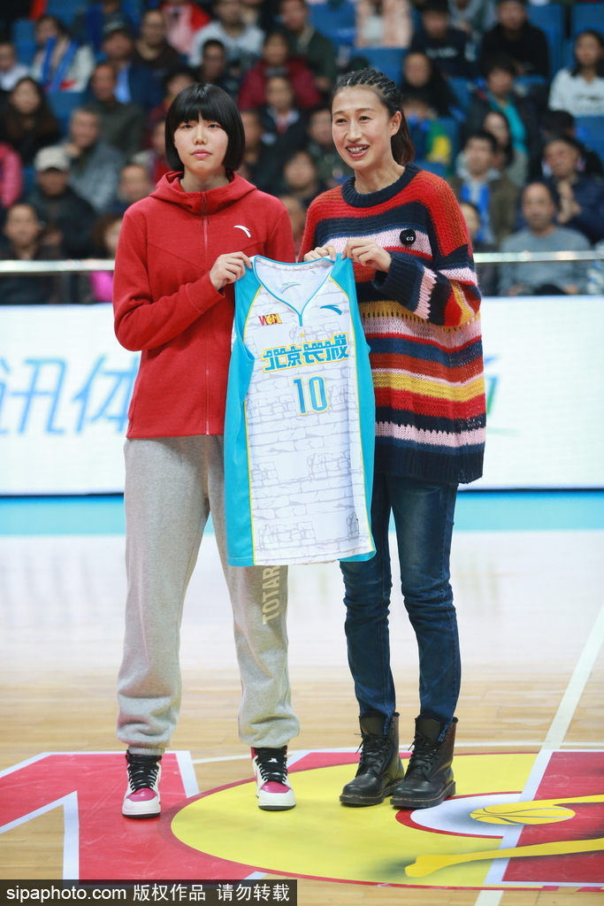 孙晓雨赛前现身获赠奖牌