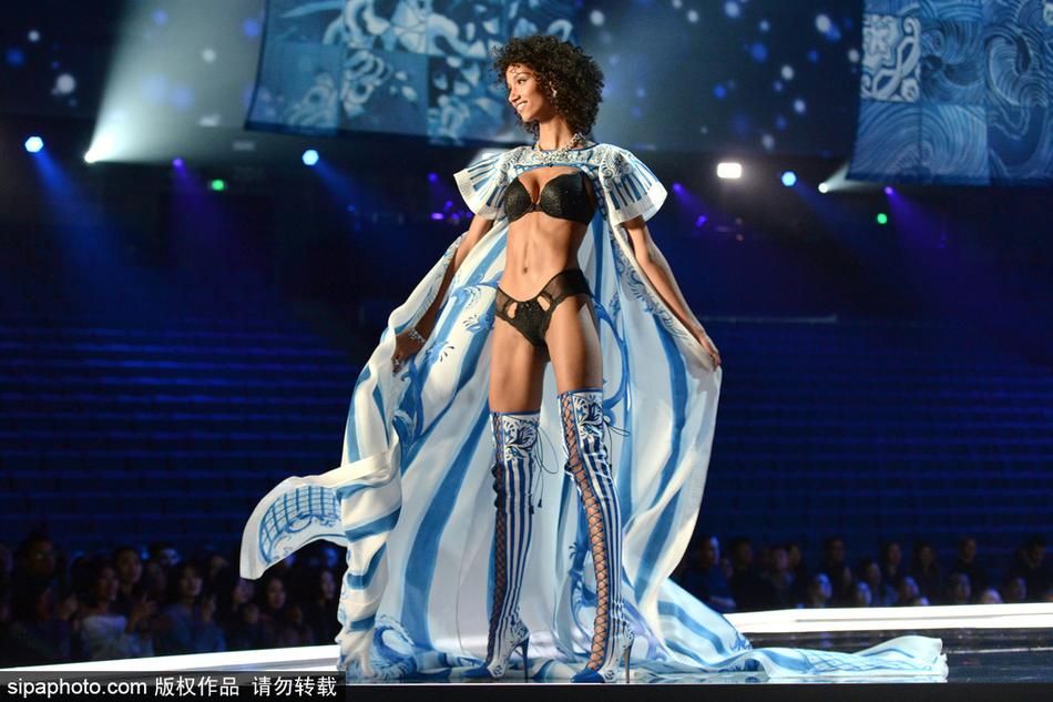 超模aiden curtiss性感亮相