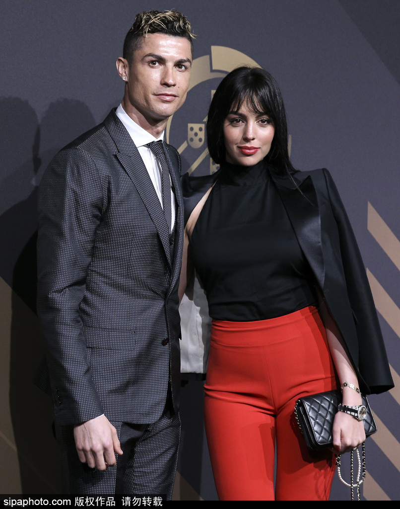 C罗携女友甜蜜亮相颁奖礼