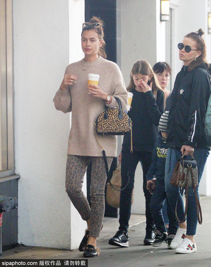 超模伊莉娜・莎伊克素颜外出打扮随意自然美