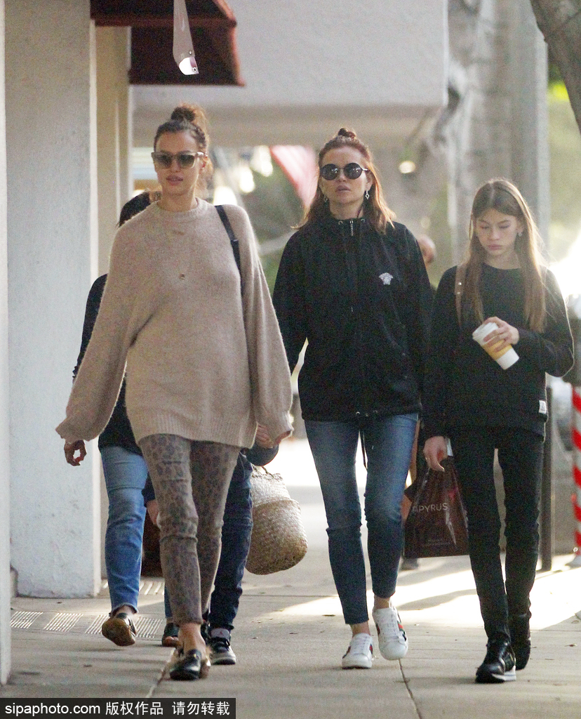 超模伊莉娜・莎伊克素颜外出打扮随意自然美