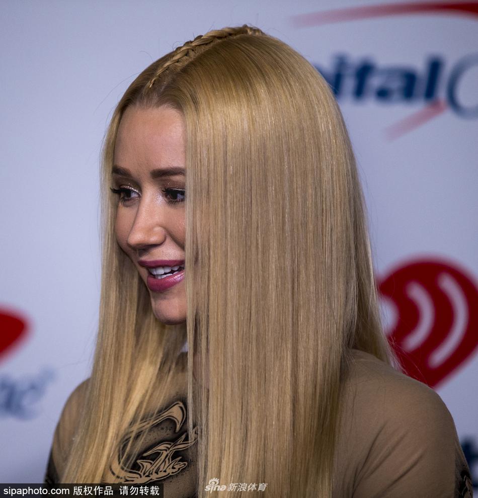 尼克杨前女友伊基出席音乐红毯