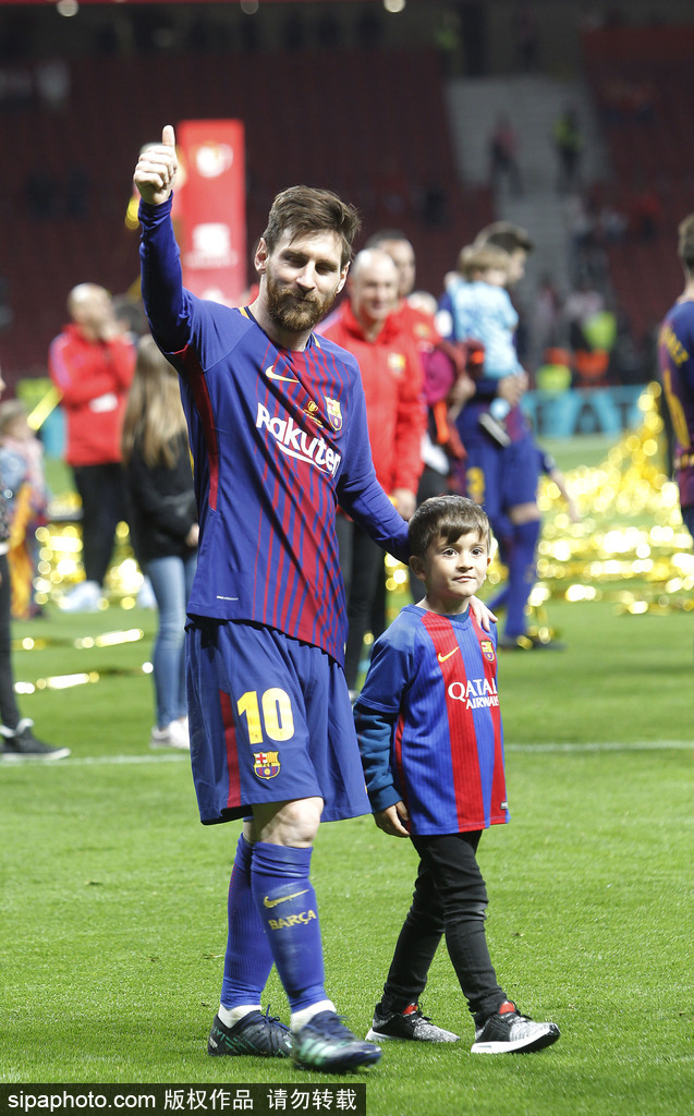 巴萨太太团携萌娃庆祝夺冠温馨甜蜜