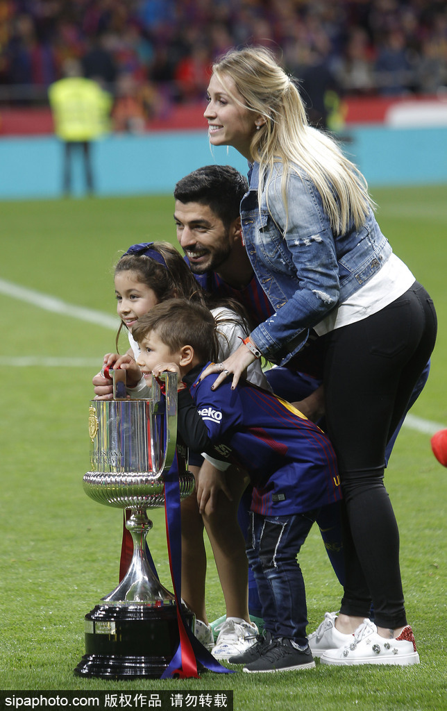 巴萨太太团携萌娃庆祝夺冠温馨甜蜜