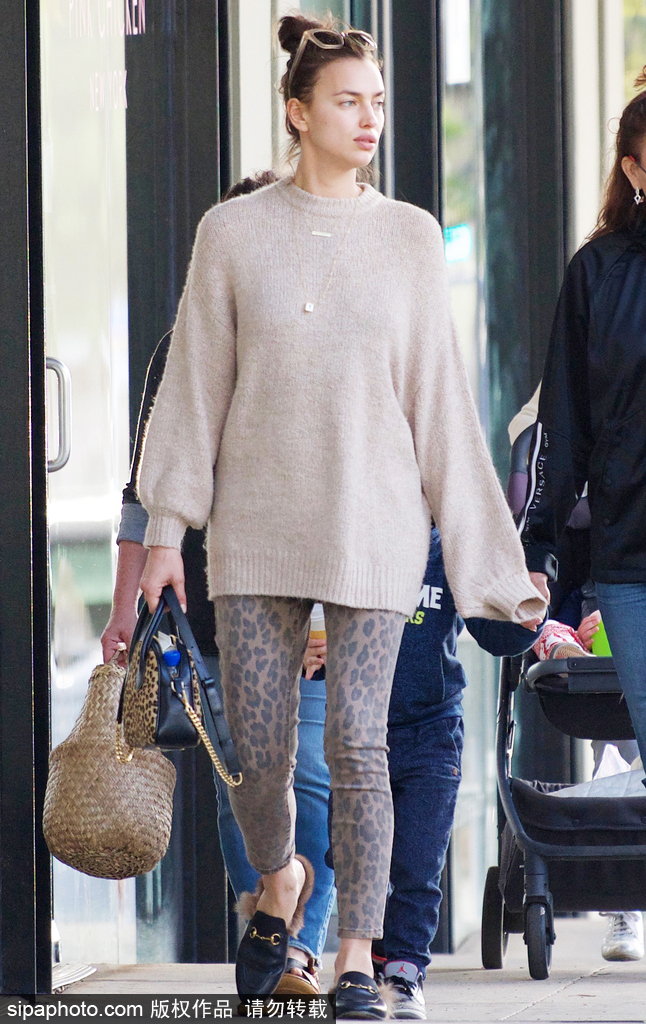 超模伊莉娜・莎伊克素颜外出打扮随意自然美