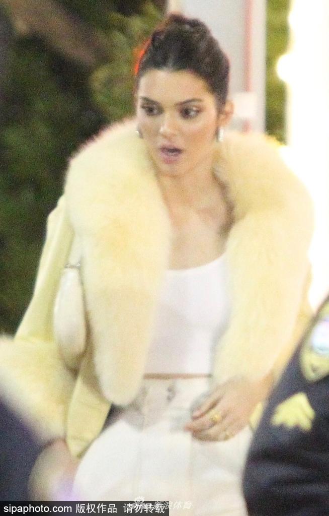 肯达尔詹娜大衣现身贵妇范十足