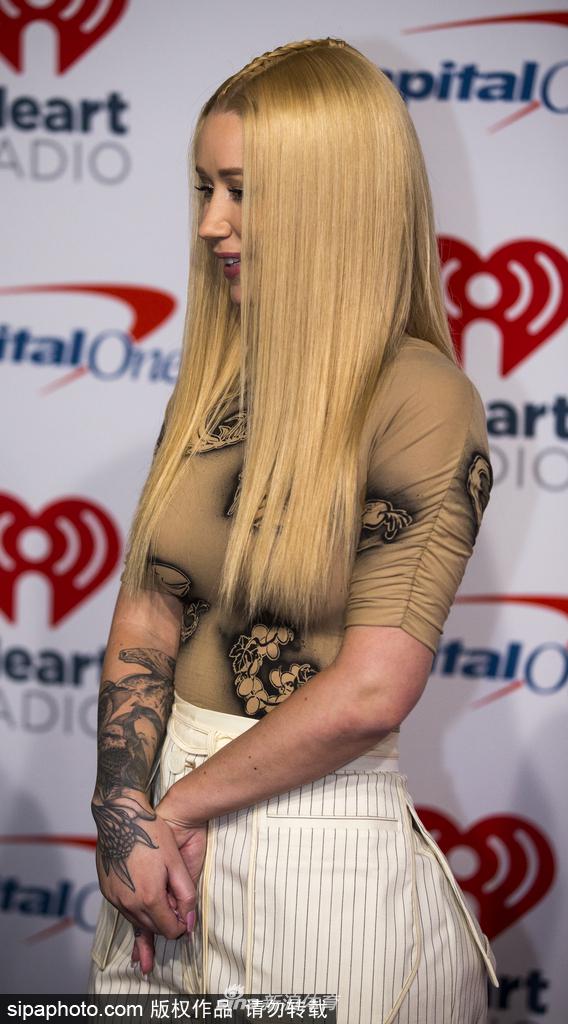 尼克杨前女友伊基出席音乐红毯