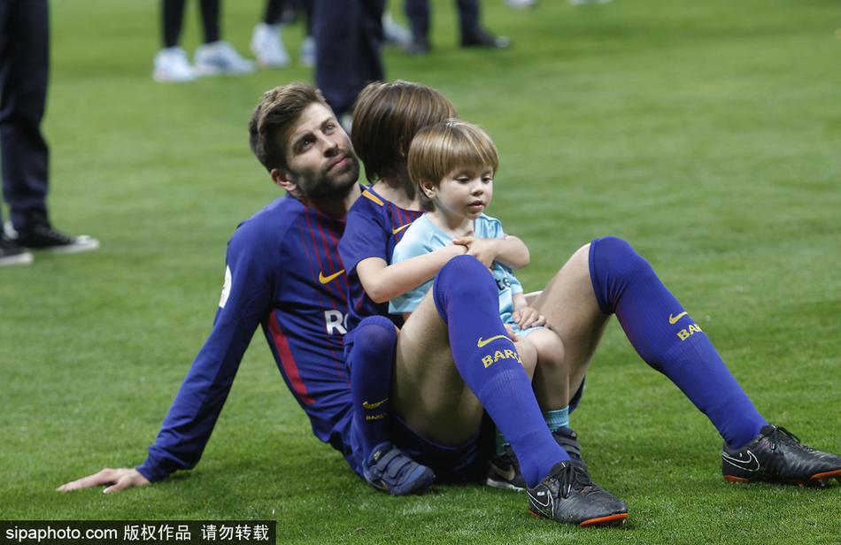 巴萨太太团携萌娃庆祝夺冠温馨甜蜜