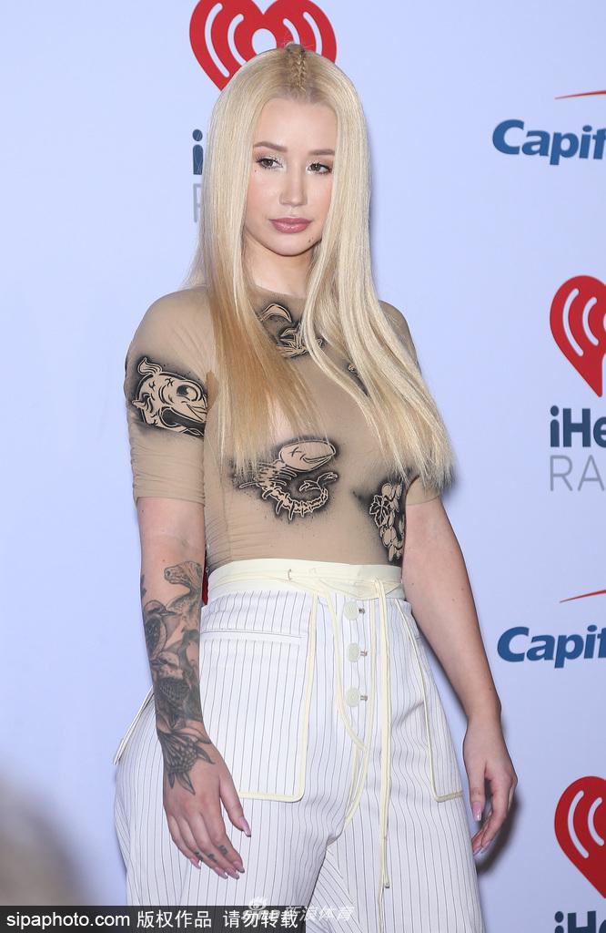 尼克杨前女友伊基出席音乐红毯