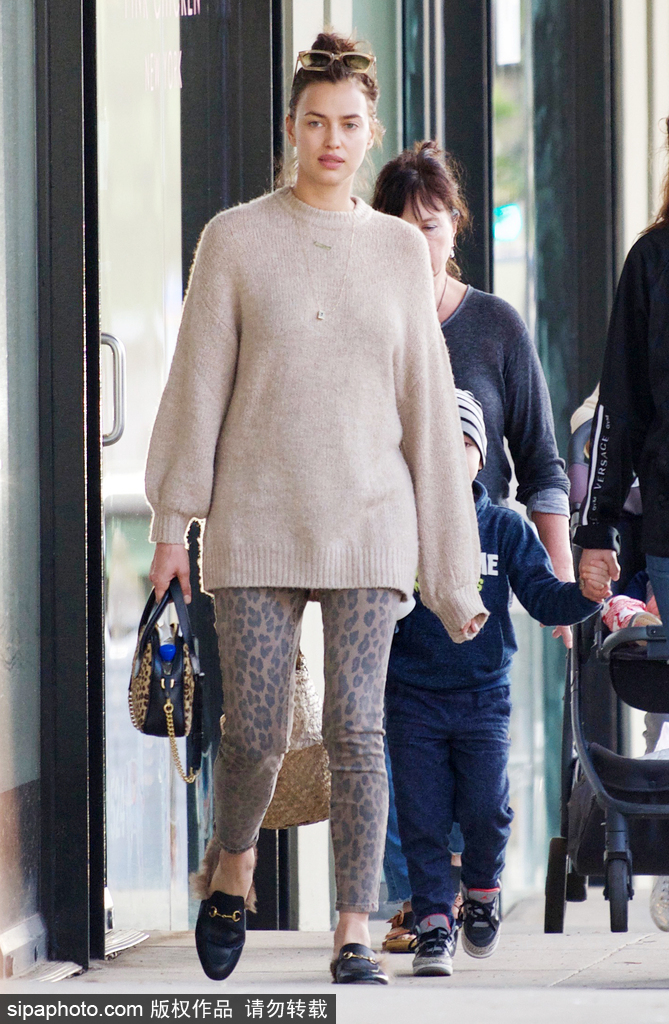 超模伊莉娜・莎伊克素颜外出打扮随意自然美