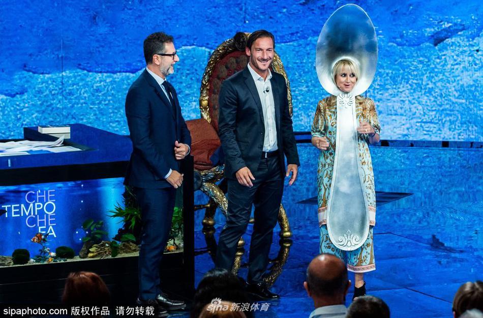 托蒂帅气亮相脱口秀节目