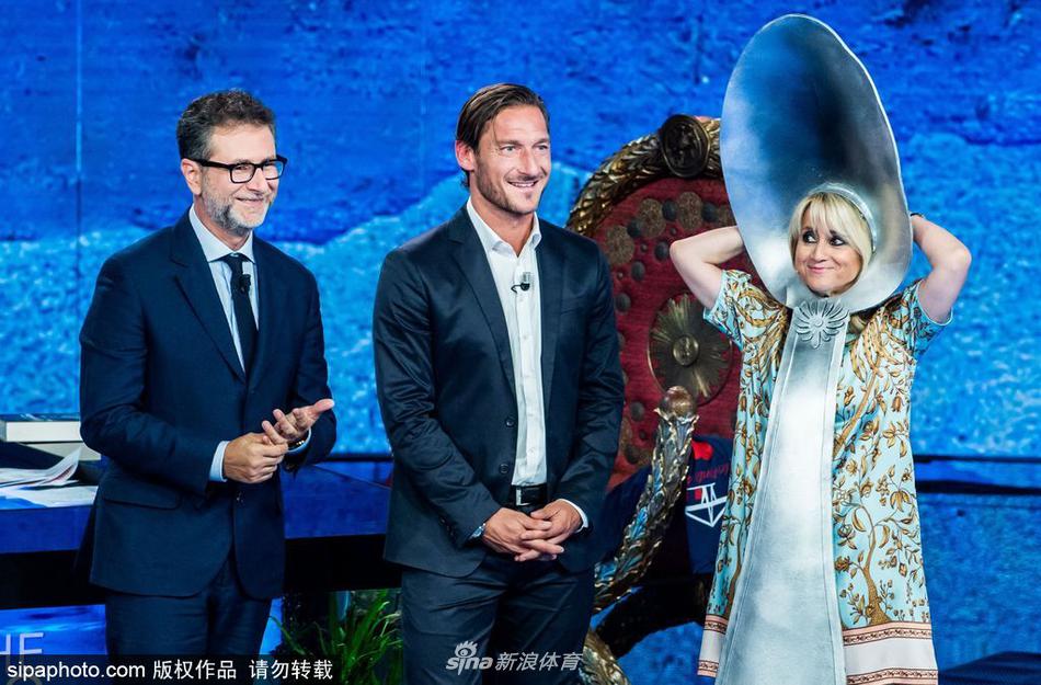 托蒂帅气亮相脱口秀节目