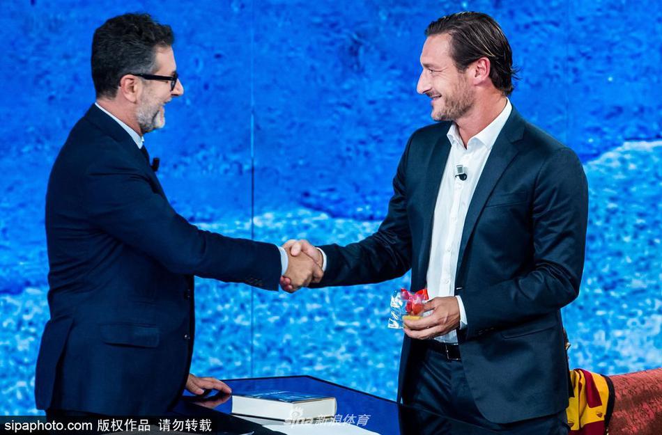 托蒂帅气亮相脱口秀节目