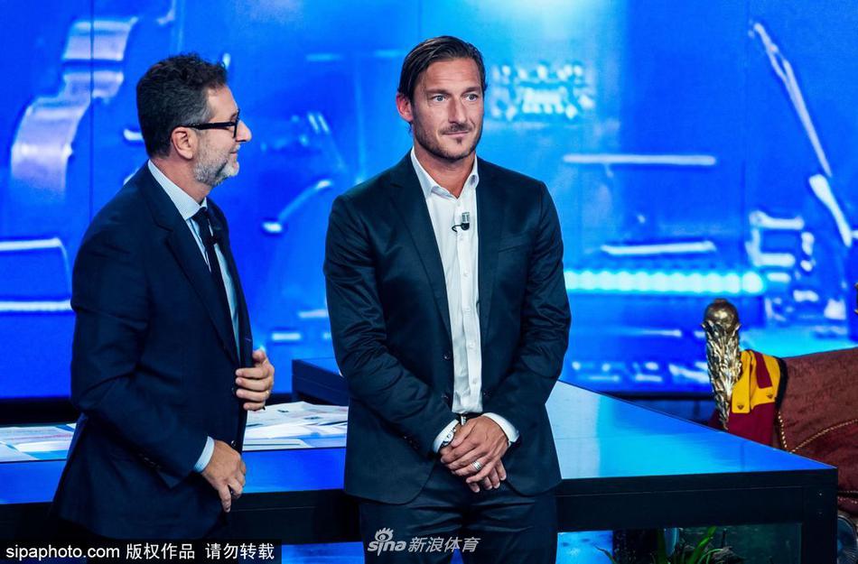 托蒂帅气亮相脱口秀节目