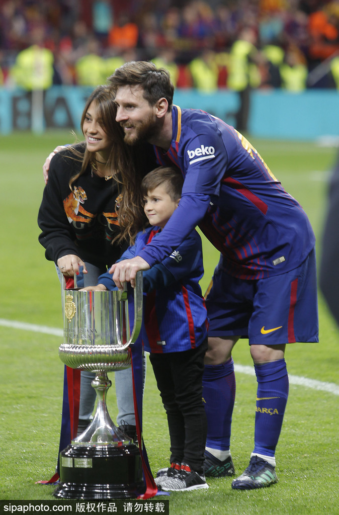 巴萨太太团携萌娃庆祝夺冠温馨甜蜜